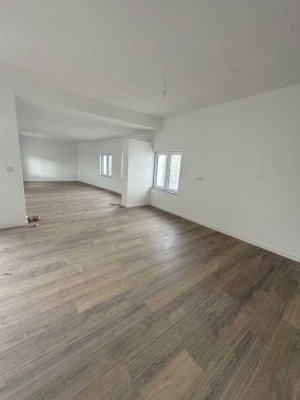GROZÜGIGE WOHNUNG MIT TERRASSE