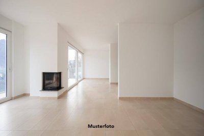 Preiswerte Gelegenheit für Handwerker - 3 Zimmer, Loggia &amp; Abstellraum