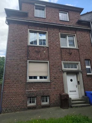 Lebendig wohnen in Rheydt: Helle 2-Zimmer-Dachgeschosswohnung mit Balkon