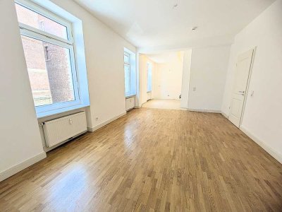 *Große, modernisierte Vierzimmerwohnung direkt am Kernerplatz*