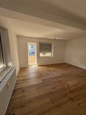 Frisch renovierte 3,5-Zimmer-Erdgeschosswohnung mit Terrasse, Gäste-WC und neuer Einbauküche
