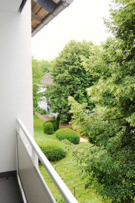 Helle, geräumige 3,5-Zimmer-Wohnung mit geh. Innenausstattung mit Balkon und EBK
