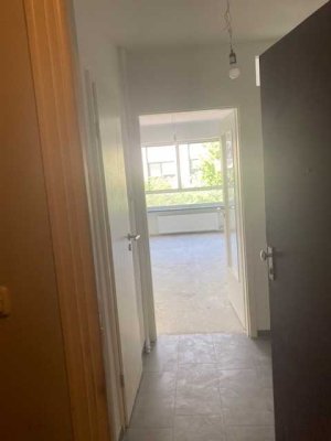 Nähe Giesinger Bahnhof:  frisch renoviertes Studenten-Apartment mit großem Fenster