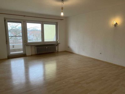 ***Gepflegte und geräumige 3-Zimmer Wohnung mit schönem Schlafzimmerausblick und Balkon***