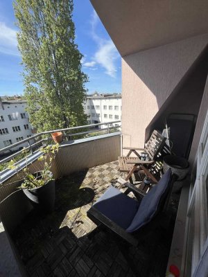 Top-Floor in Friedrichsfelde: 2-Zi.-DG-Wohnung mit Loggia, langjährig vermietet