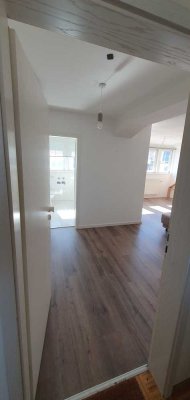 Gepflegte Dachgeschosswohnung mit zwei Zimmern und Einbauküche in Aschaffenburg