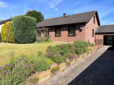 Freistehendes Einfamilienhaus mit Garage und einem Garten in Sonnenlage!