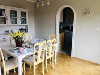 Helle 4,5-Zimmer-Wohnung mit Balkon und Garage im 1. Obergeschoss