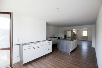 DACHGESCHOSS MIT EINBAUKÜCHE, KACHELOFEN & BALKON IN RUHIGER LAGE!