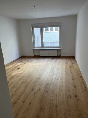** DIREKT IM ZENTRUM ** 1-Zimmer-Wohnung ** Küche mit EBK ** Duschbad ** Parkett