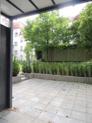 Altbau in Zentraler Lage! Traumhafte Wohlfühl-Oase mit großer Sonnen-Terrasse & Viel Grün
