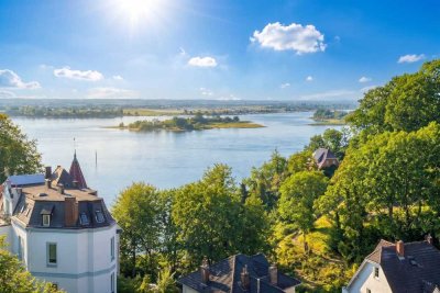 Penthouse mit Elbpanorama im Treppenviertel
Tiefgarage · Glasaufzug · barrierearm