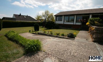 Bungalow mit Seeblick, Pool, Doppelgarage, teilunterkellert, auf großem Eckgrundstück