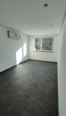 Erstbezug mit Balkon und Einbauküche: Geschmackvolle 3,5-Zimmer-Wohnung mit geh. Innenausstattung