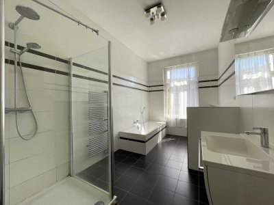 Wohntraum! Große 3 Zimmerwohnung mit riesiger Dachterrasse, Kamin + Einbauküche!