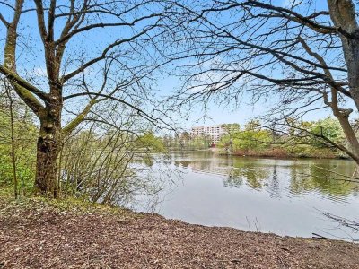 3-Zimmer-Wohnung mit Seeblick, Balkon und großem Gestaltungspotenzial im Grünen von HH-Bramfeld