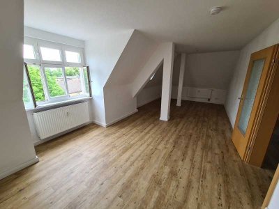 Schöne Altbau-Dachgeschosswohnung, saniert und bahnhofsnah!