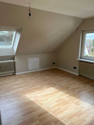 Großzügige Dachgeschosswohnung mit viel Licht – Einbauküche inklusive, ruhige Lage