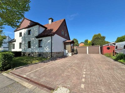 Zweifamilienhaus mit Garten, Balkon und zwei Garagen – vielseitig nutzbar