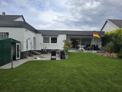 DIE LAGE LOCKT! Attr. BUNGALOW MIT TERRASSE HERRLICHEM GARTEN UND 2 GARAGEN!