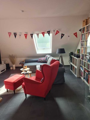 Neuwertige schöne 3-Zimmer-DG-Wohnung mit Balkon und EBK in Tiefenbronn