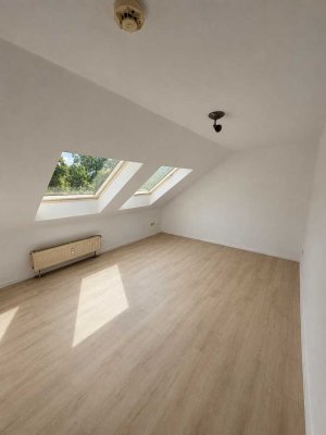 Charmante 2-Zimmer-Dachgeschosswohnung mit viel Licht