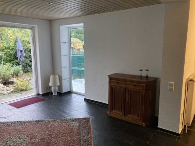 Helle teilmöblierte 2-Zimmer-Wohnung mit Terrasse und Garten