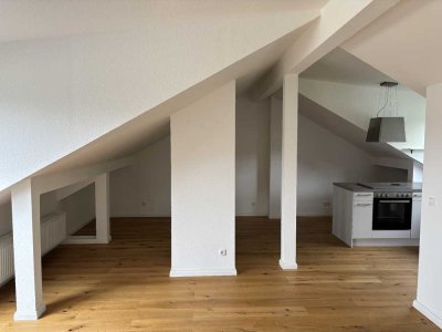 Renovierte Dachgeschosswohnung mit Loggia und Einbauküche in guter Lage!
Ab sofort