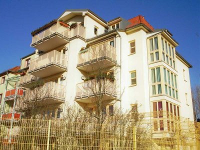 1-Zimmer-Wohnung mit Einbauküche, Aufzug und Balkon mit Ausblick über Zwickau