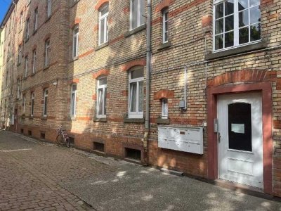 Ruhige, kleine, renovierungsbedürftige Stadtwohnung im Hinterhof