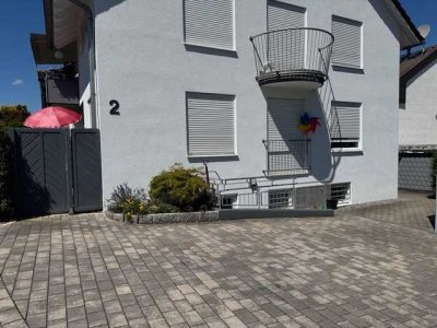 Stilvolle, gepflegte 2,5-Zimmer-Erdgeschosswohnung mit Balkon und Einbauküche in Esslingen (Kreis)