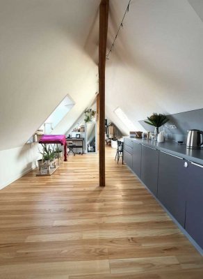 Kapitalanleger aufgepasst! Schöne 1 Zimmer DG Wohnung in saniertem 6 Parteien Haus