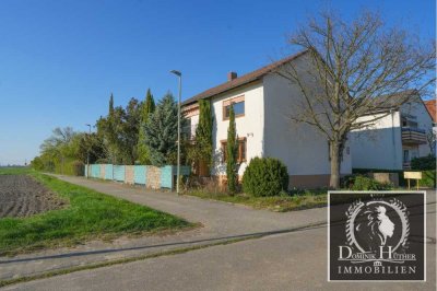 FELDRANDLAGE (Traumblick)  - *Einfamilienhaus oder Zweiparteienhaus mit Garage & Garten*