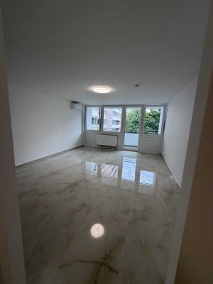 Kernsanierte Wohnung in zentraler Lage / Klimatisiert