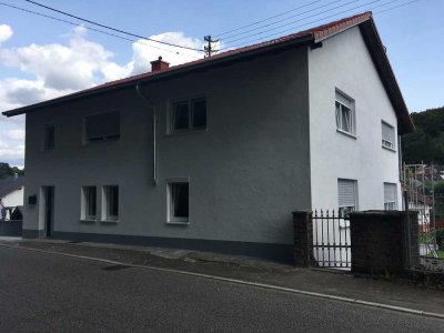 Attraktive und sanierte 4-Raum-DG-Wohnung mit gehobener Innenausstattung mit Balkon in Meckesheim