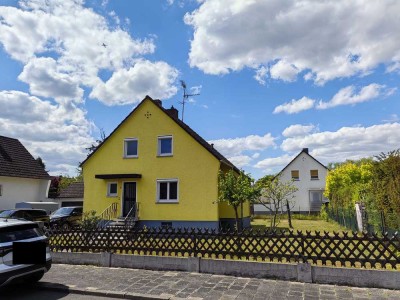 Freistehendes Einfamilienhaus mit großem Grundstück