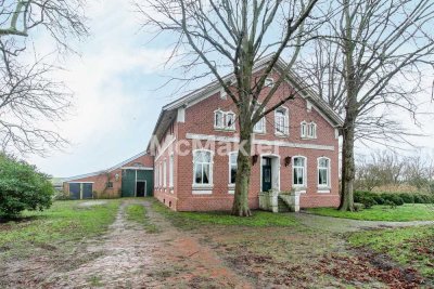 Traumhafte Deichlage für Pferdefreunde: Gehobenes Bauernhaus mit Reithalle, Stallboxen und Hallenbad
