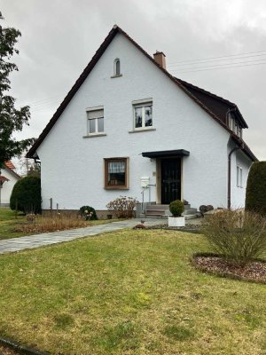 Großes Einfamilienhaus mit Garten und Garage