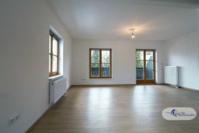 Renovierte Maisonettewohnung mit lichtdurchflutetem Wohnbereich und Balkon