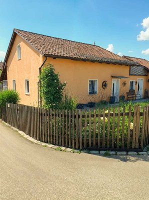 Kompaktes Einfamilienhaus mit PV-Anlage und solider Vermietung