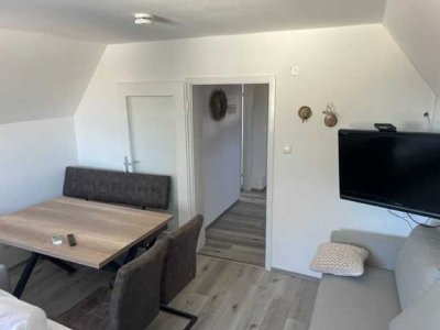 Sonnig, neu möbilierte & sanierte 1-Zimmer-DG-Wohnung mit EBK in Schönwald/ Warmmiete/ keine zus. NK