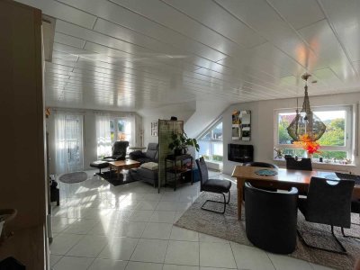 "Wunderschöne 2,5 Zi.-DG-Wohnung mit 2 Balkonen"