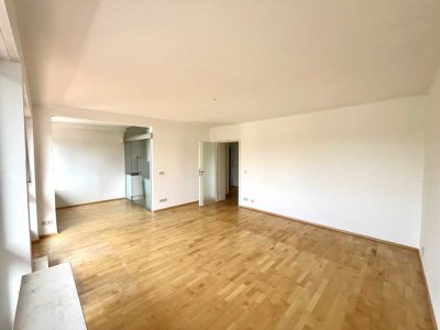 Attika-Wohnung mit 3 Zimmern und zwei Balkonen Nähe Nymphenburger Schlosspark in München-Obermenzing