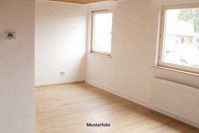 2-Zimmer-Altbau-Wohnung mit Loggia