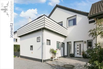 Löhne-Mennighüffen: Großzügige und sanierte DHH mit kleinem Garten, sonniger Dachterrasse und EBK