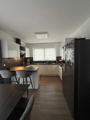 Moderne 3-Zimmer-Wohnung (77 m²) in ruhiger Neubauwohngegend – hochwertige Einbauküche zu übernehmen