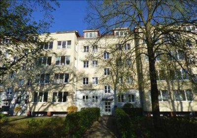 Geschmackvolle 2-Raum-Hochparterre-Wohnung, Wintergarten, Wannenbad, gut vermietet