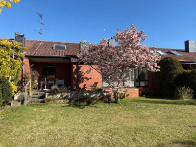 Charmantes Reihenhaus für die große Familie mit Einbauküche, Terrasse, Garten und Carport