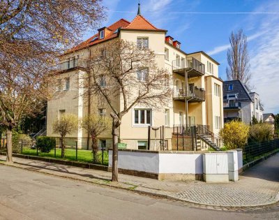Moderner Altbaucharme: Stilvolle vier Räume und drei Balkone