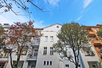 Kapitalanlage/vermietet: Altbauklassiker mit Südwestbalkon - dicht des Treptower Parks!